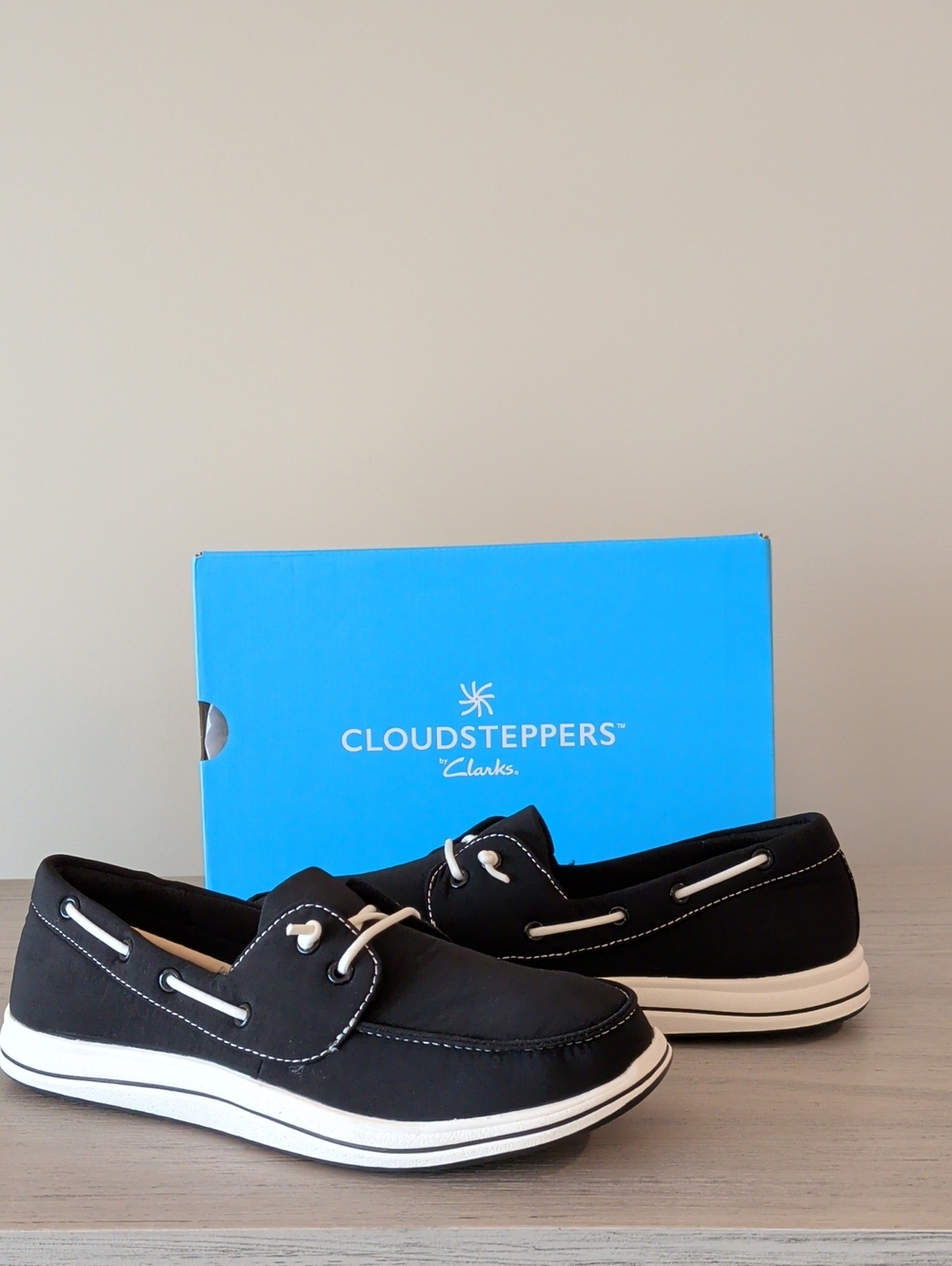 Clarks Cloudsteppers NIB 7.5 W Blk/Whi